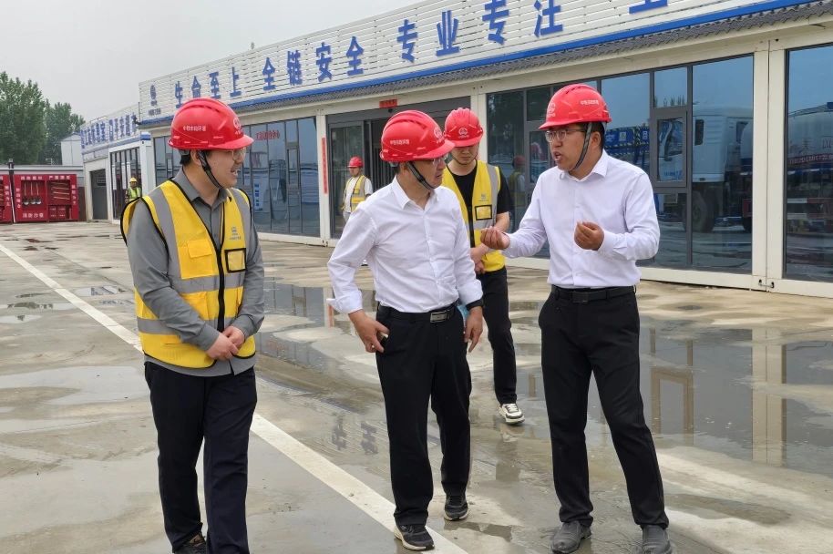 1752564922136169.jpg 公司黨委書記、董事長高學(xué)武到啟動區(qū)項目檢查指導(dǎo)工作.jpg